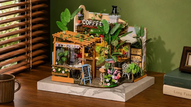 robotime-rolife-leafree-caf-dh201-miniaturhaus-holzbausatz image 1