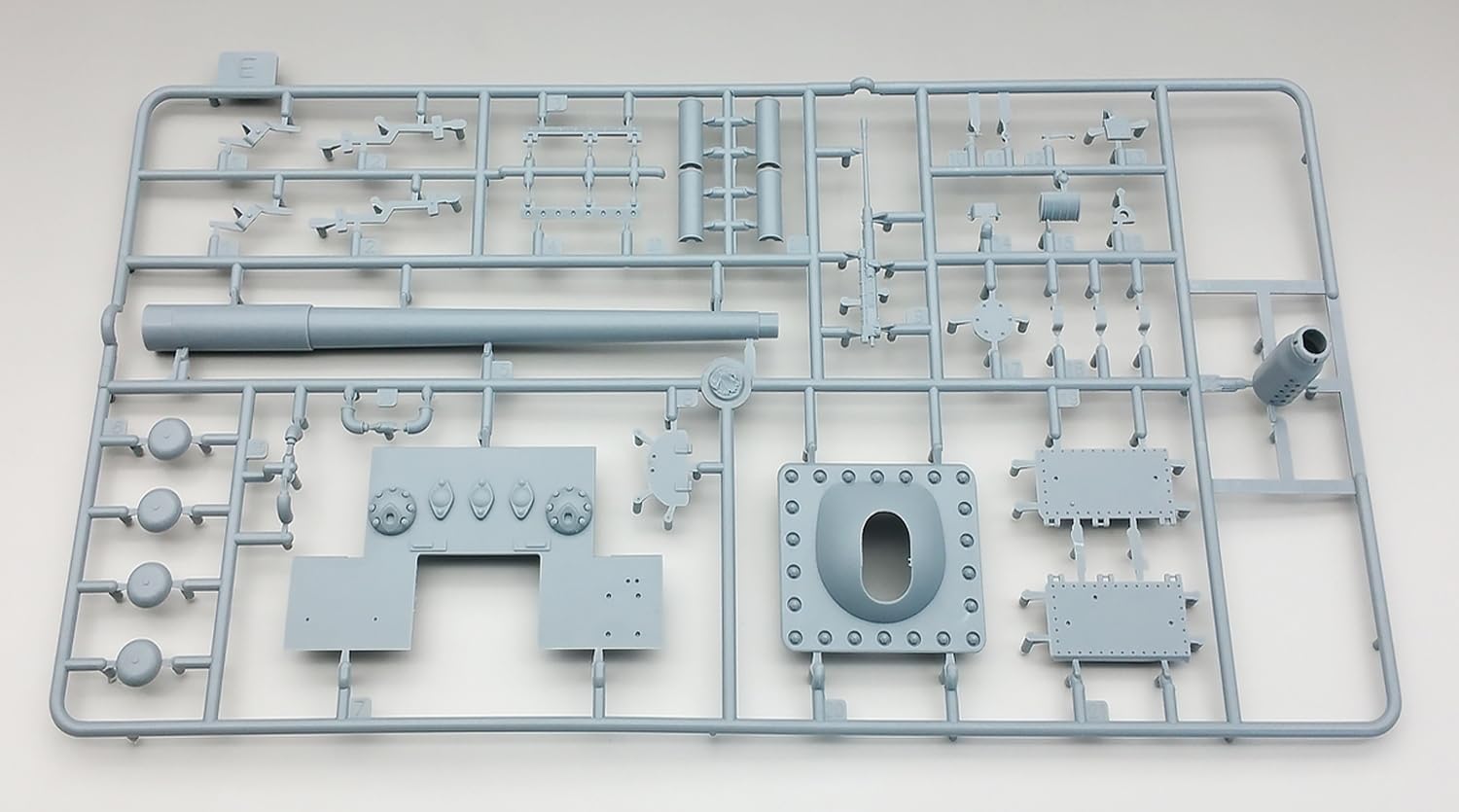 amusing-hobby-jagdpanzer-e-100-ah35a017-bausatz-1-35 image 4