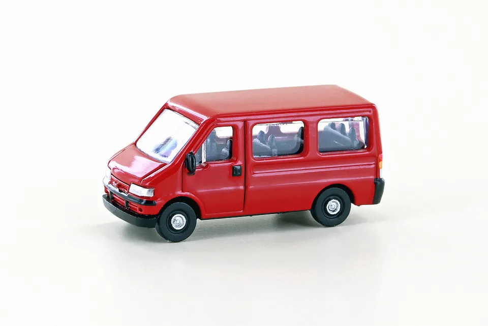hobbytrain-fiat-ducato-ii-bus-modellauto-rot-spur-n image 1