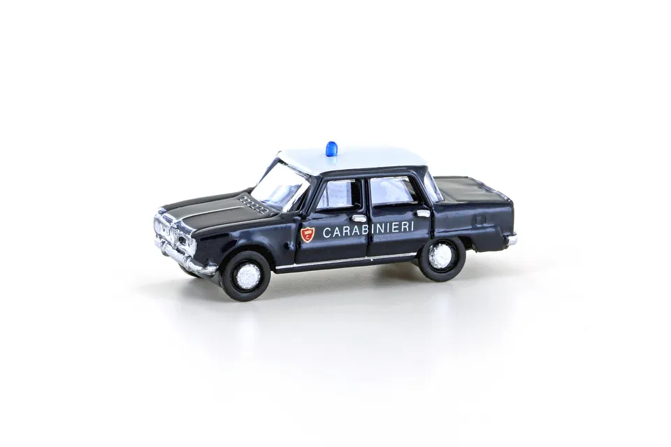 hobbytrain-alfa-romeo-giulia-carabinieri-modellauto-limousine image 1