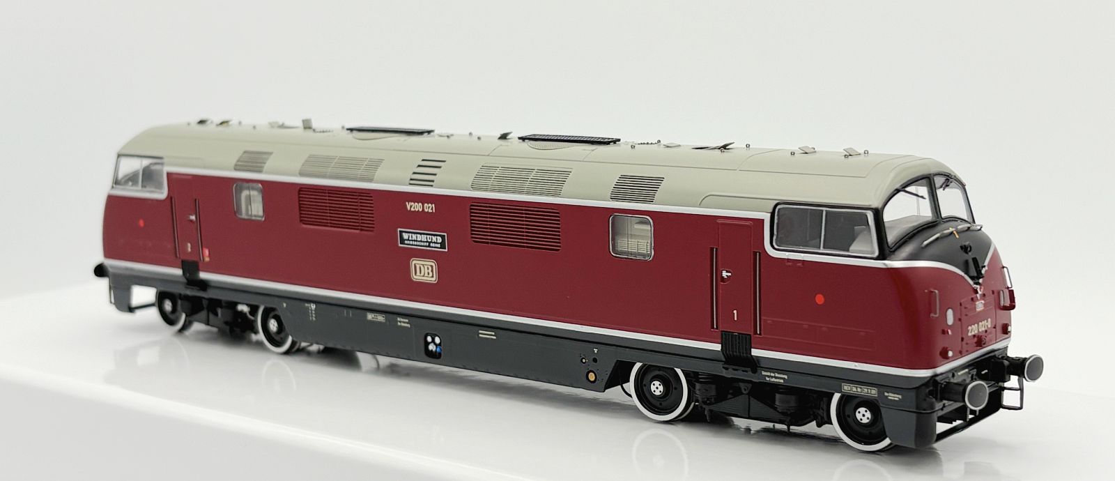 hobbytrain-class-42-d821-diesellok-spur-n-greyhound-ep-iv-v image 1