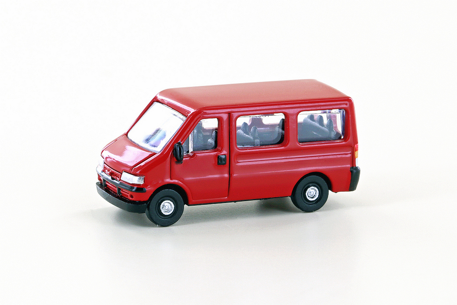 hobbytrain-fiat-ducato-ii-bus-modellauto-rot-spur-n image 1