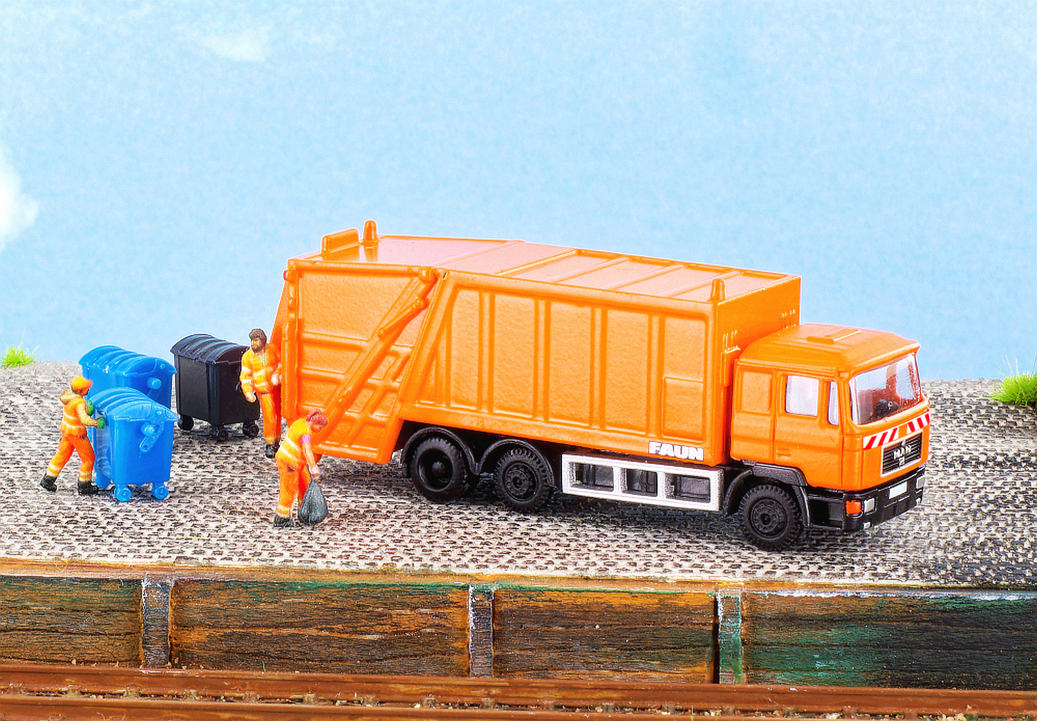 hobbytrain-miniscene-m-llabfuhr-man-f90-set-mit-figuren image 1