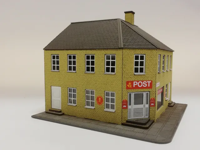 hobbytrade-danske-byhuse-ht-87208-eckhaus-bausatz-post-gelb-h0 image 1