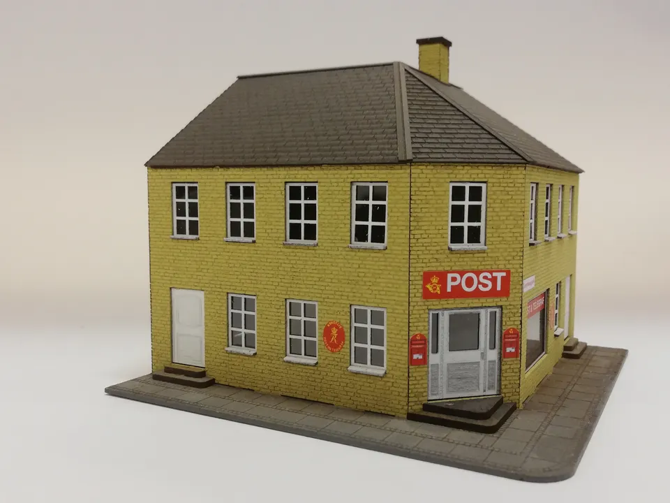 hobbytrade-danske-byhuse-ht-87208-eckhaus-bausatz-post-gelb-h0 image 1