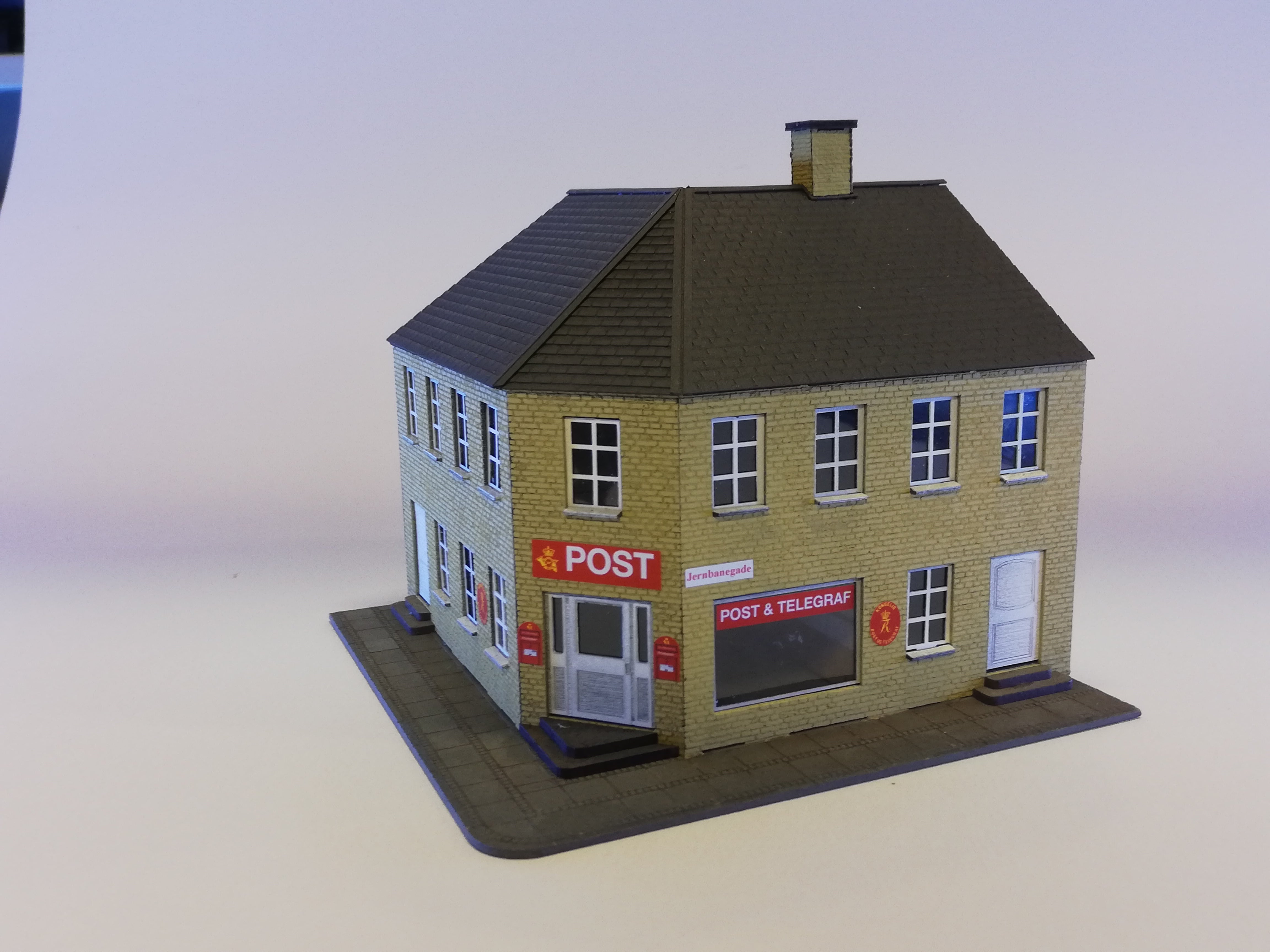 hobbytrade-danske-byhuse-ht-87208-eckhaus-bausatz-post-gelb-h0 image 3