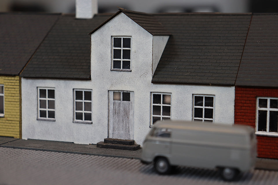 hobbytrade-danske-byhuse-ht-87222-stadthaus-modellhaus-mit-gaube image 3