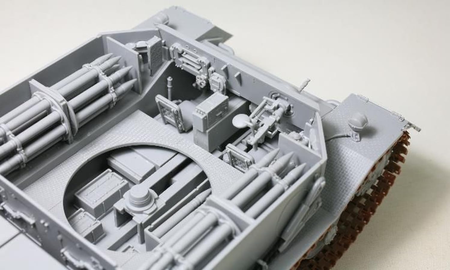 amusing-hobby-35a061-tiger-p-panzermodell-1-35-full-interior image 5