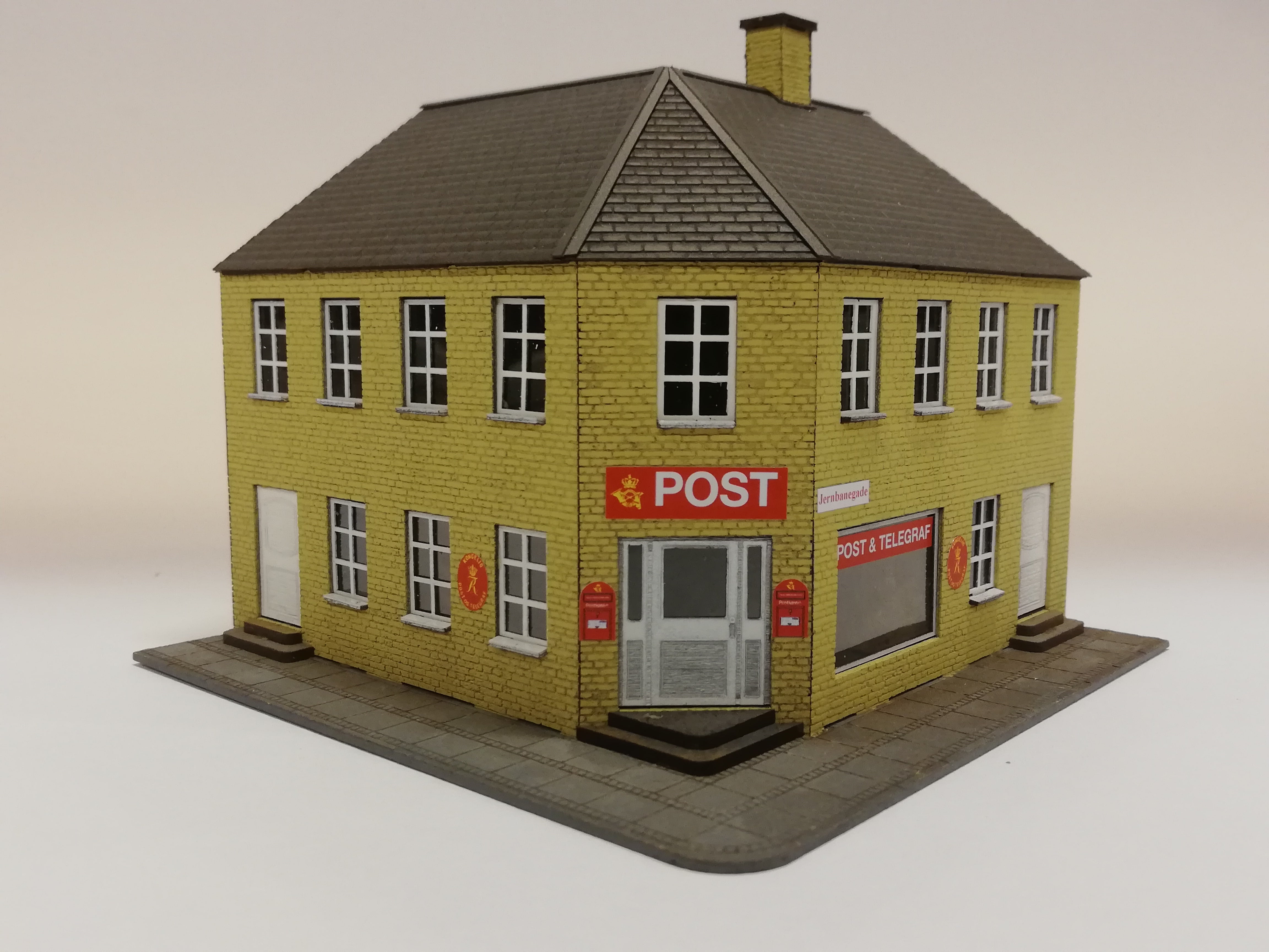 hobbytrade-danske-byhuse-ht-87208-eckhaus-bausatz-post-gelb-h0 image 2