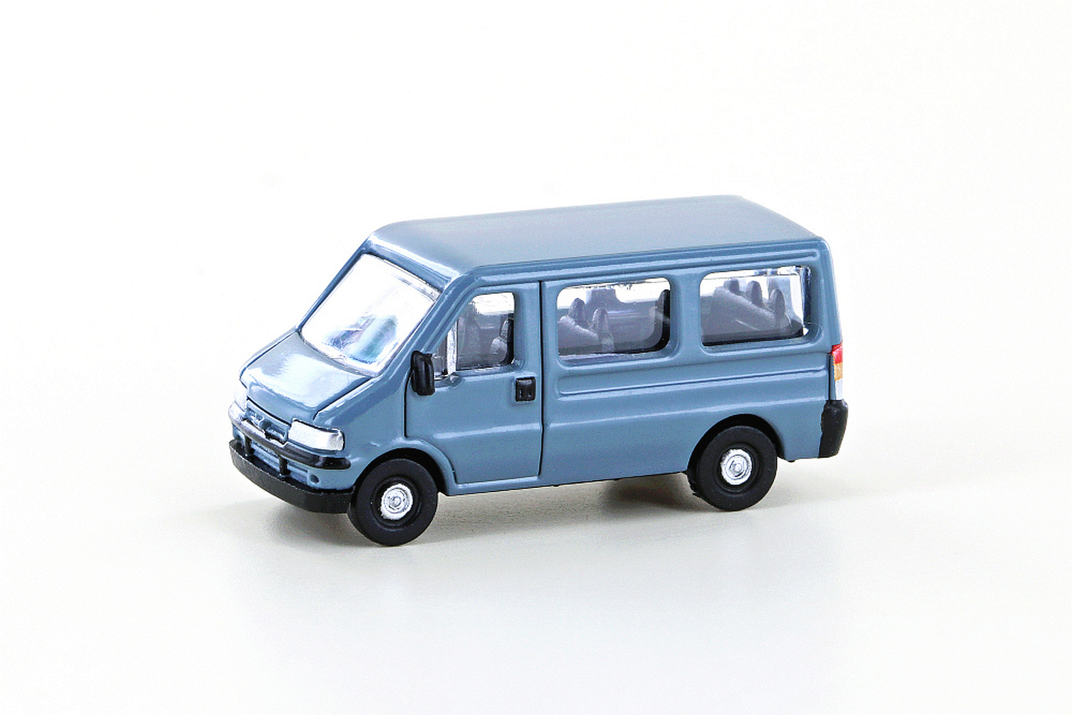 hobbytrain-fiat-ducato-ii-modellbus-grau-typ-230 image 1