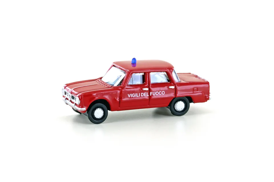 hobbytrain-alfa-romeo-giulia-modellauto-vigili-del-fuoco image 1