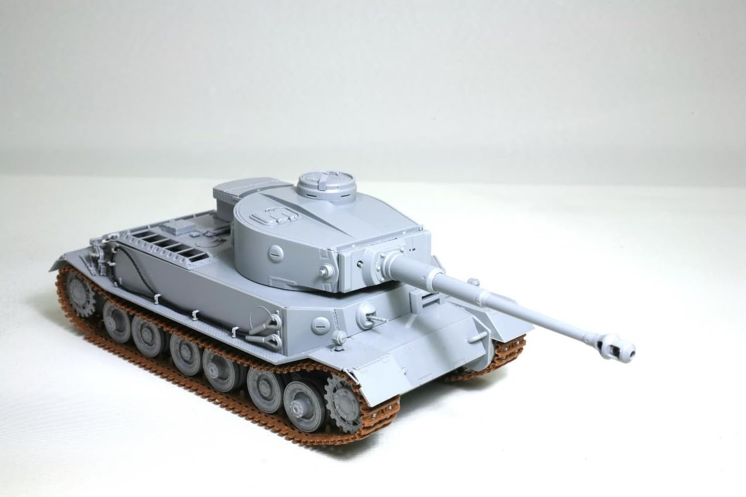 amusing-hobby-35a061-tiger-p-panzermodell-1-35-full-interior image 3