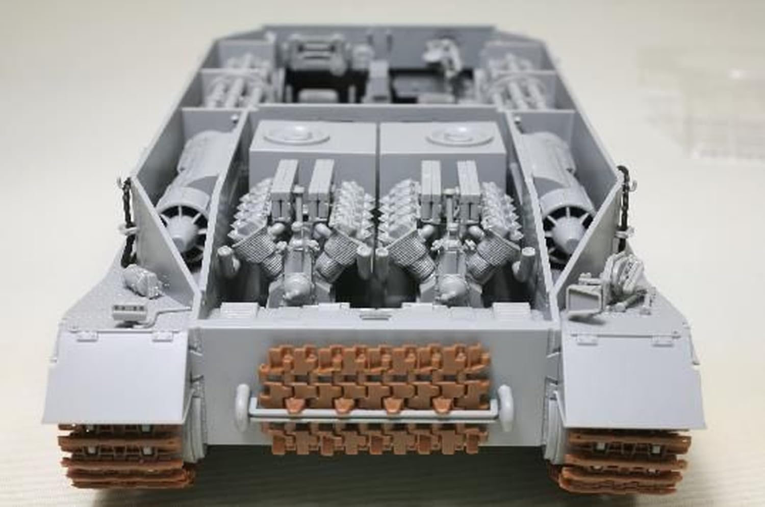 amusing-hobby-35a061-tiger-p-panzermodell-1-35-full-interior image 4