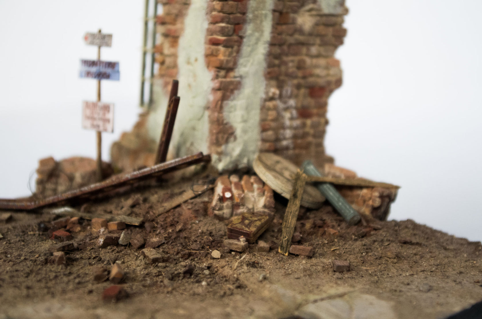 rt-diorama-35307-factory-rubble-ruins-diorama-1-35 image 3