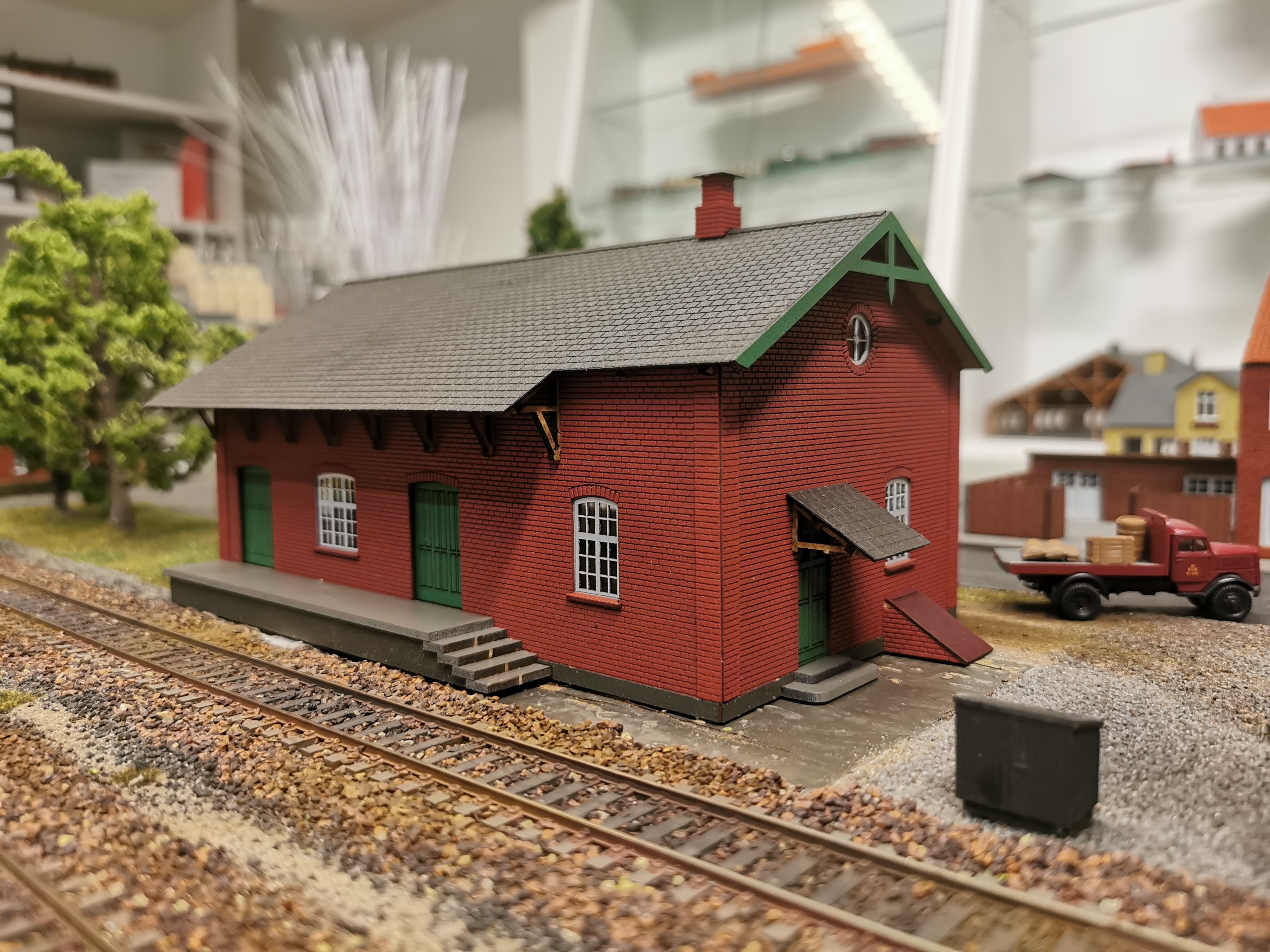 hobbytrade-ved-banen-ht-87246-g-terschuppen-bausatz-gelbe-steine image 6