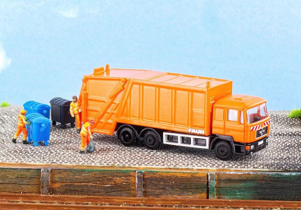 hobbytrain-miniscene-m-llabfuhr-man-f90-set-mit-figuren image 1