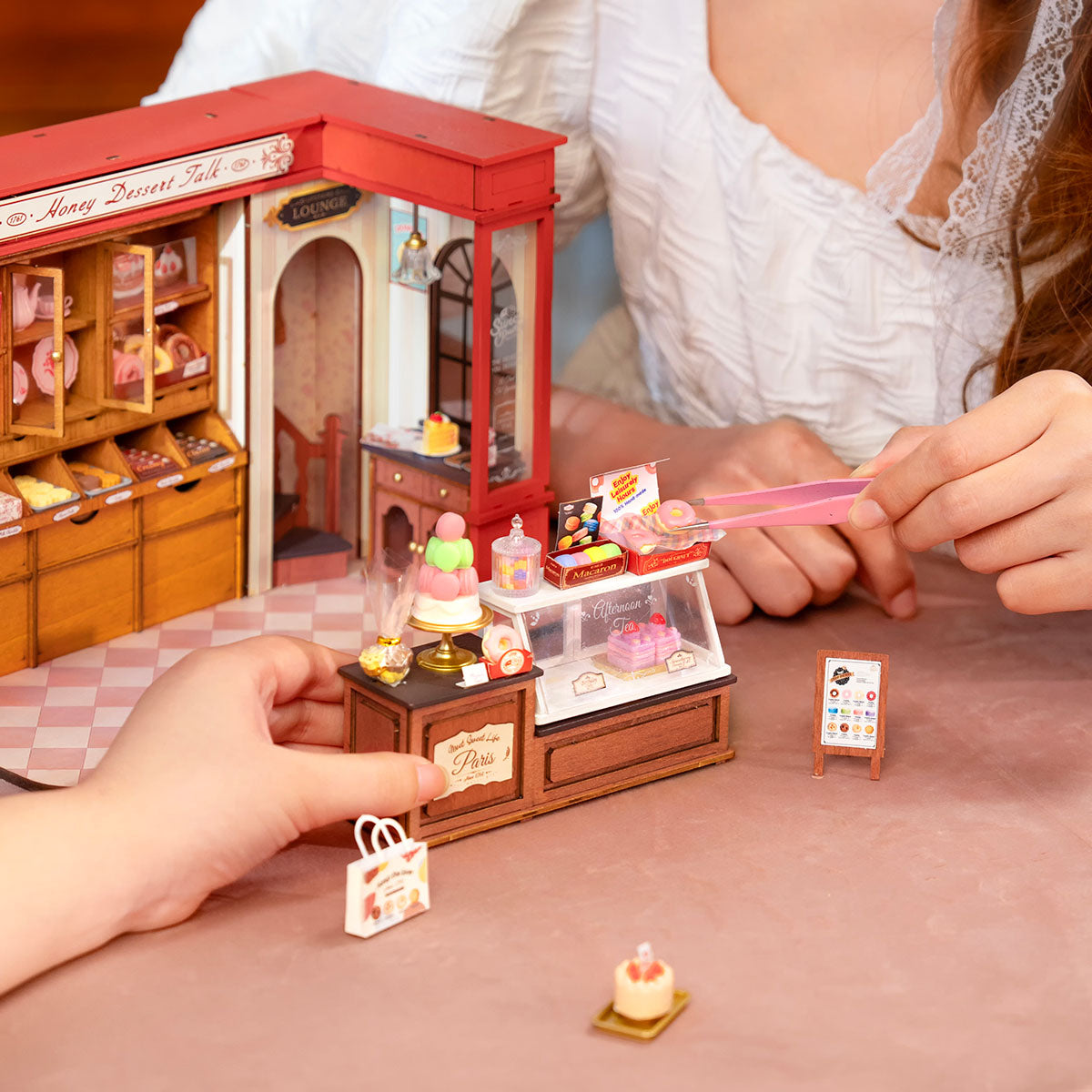 robotime-dg168-honey-dessert-talk-miniaturhaus-patisserie image 3