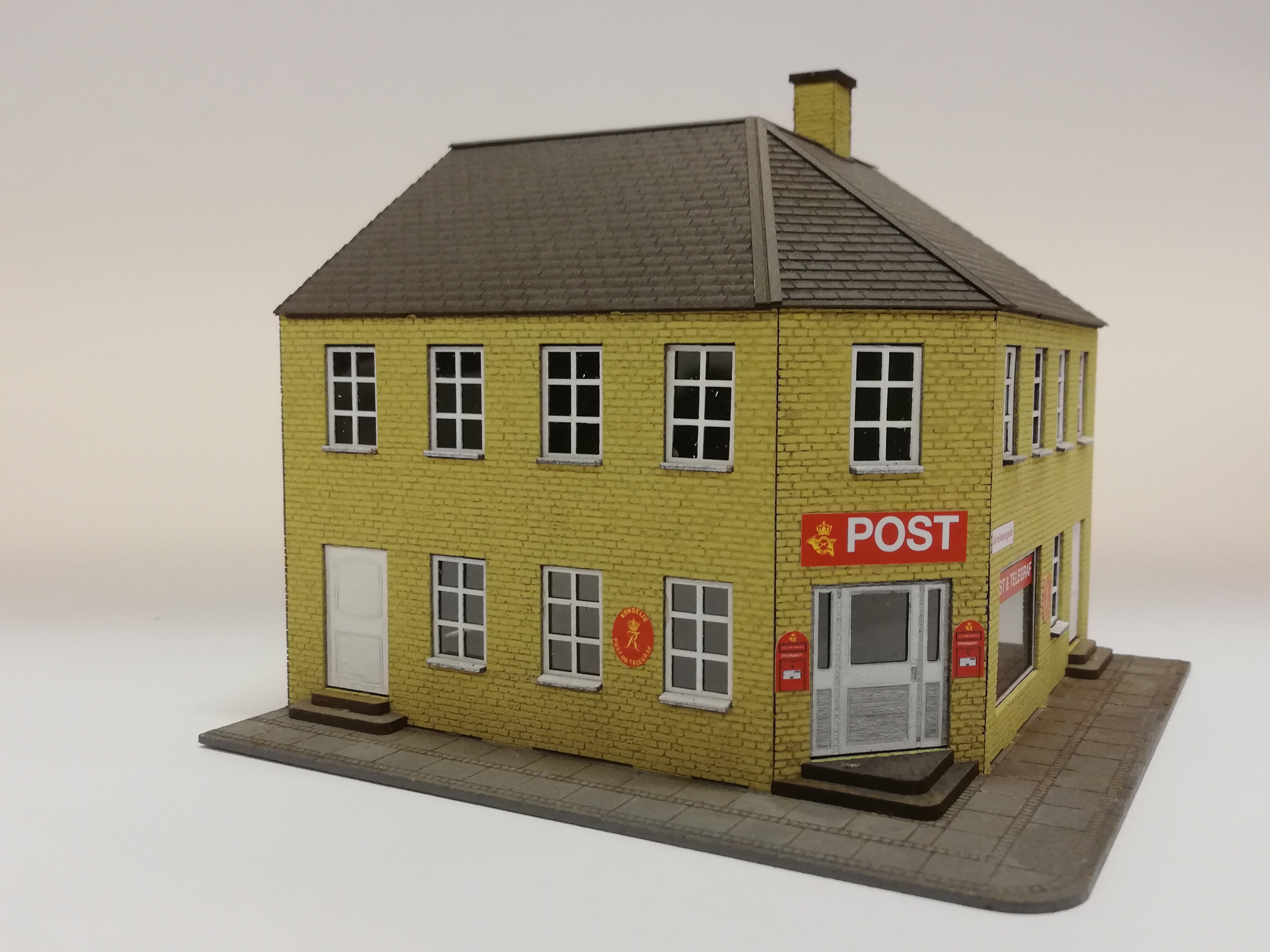 hobbytrade-danske-byhuse-ht-87208-eckhaus-bausatz-post-gelb-h0 image 1