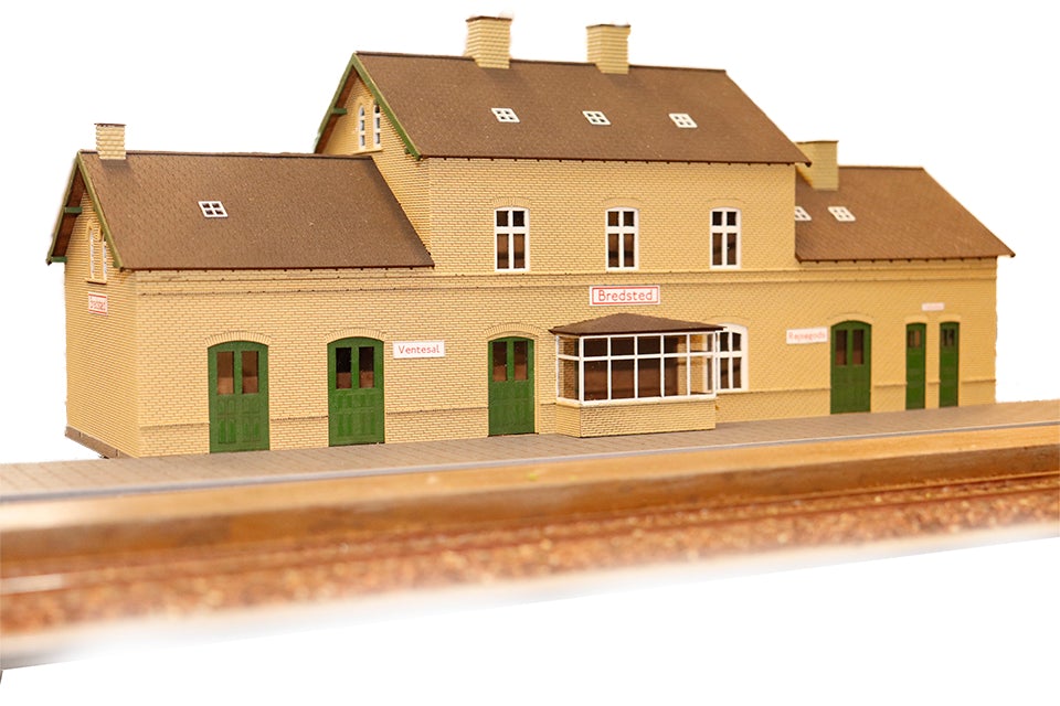 hobbytrade-ved-banen-ht-87259-bahnhof-bausatz-h0-gelbe-steine image 2