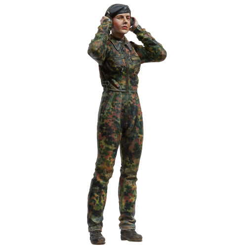 sol-resin-factory-mm241-panzerkommandantin-figur-1-16 image 1