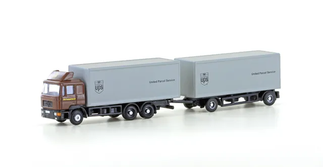 hobbytrain-man-f90-ups-modellauto-koffer-h-ngerzug-110mm image 1