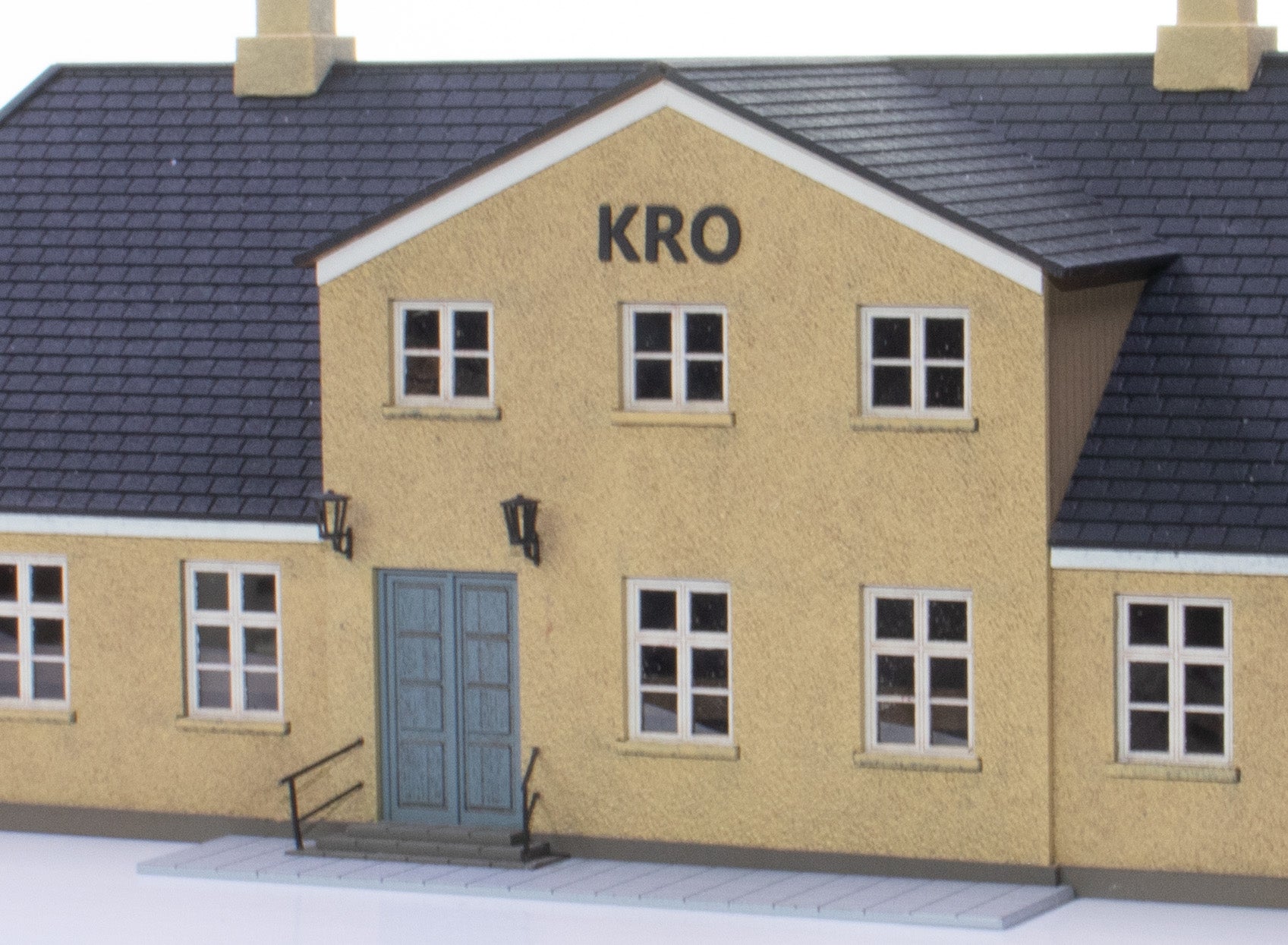 hobbytrade-ud-p-landet-ht-87382-modellhaus-landgasthof-gelber-putz image 2
