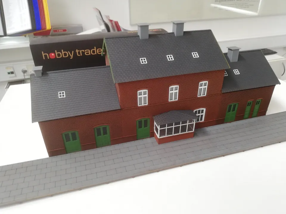 hobbytrade-ved-banen-ht-87258-dsb-bahnhof-bausatz-gelbe-steine-h0 image 1