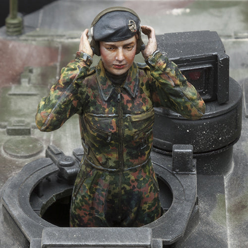 sol-resin-factory-mm241-panzerkommandantin-figur-1-16 image 2