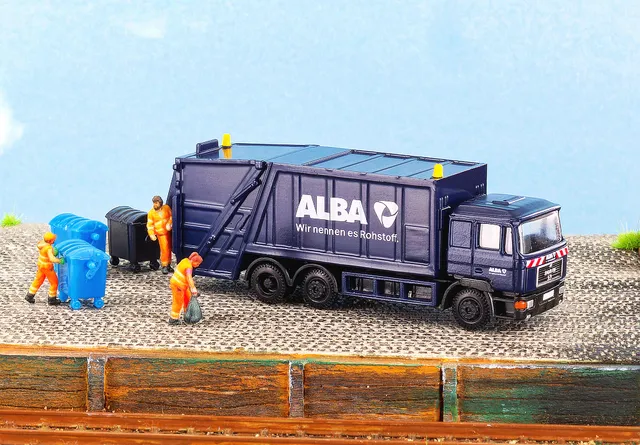 hobbytrain-miniscene-m-llabfuhr-alba-man-f90-set-mit-figuren image 1