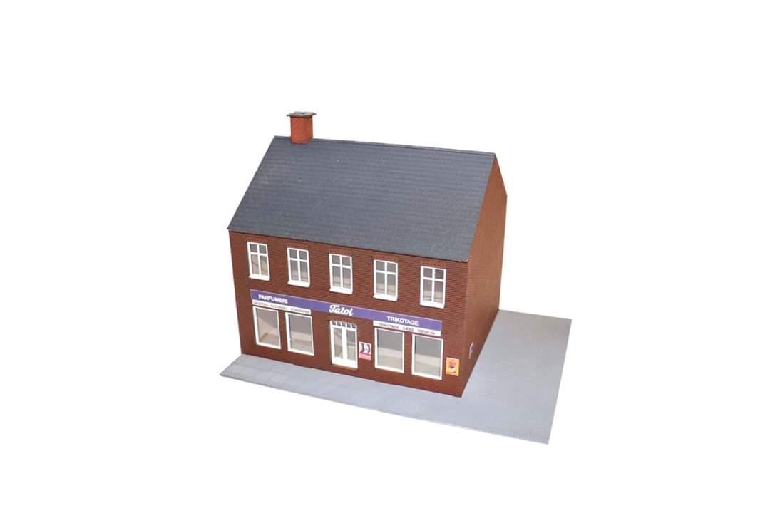 hobbytrade-danske-byhuse-ht-87205-modellhaus-stadthaus-tatol-laden image 1